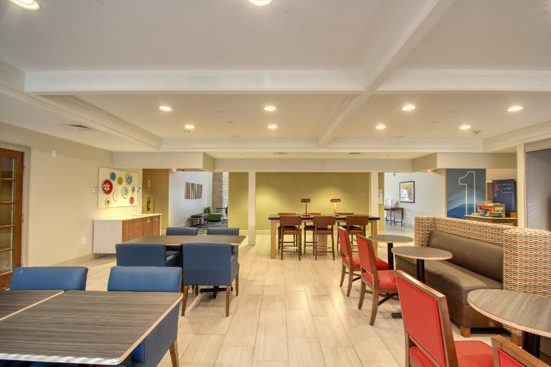 Holiday Inn Express Hotel & Suites Oshkosh - State Route 41 By Ihg Εξωτερικό φωτογραφία