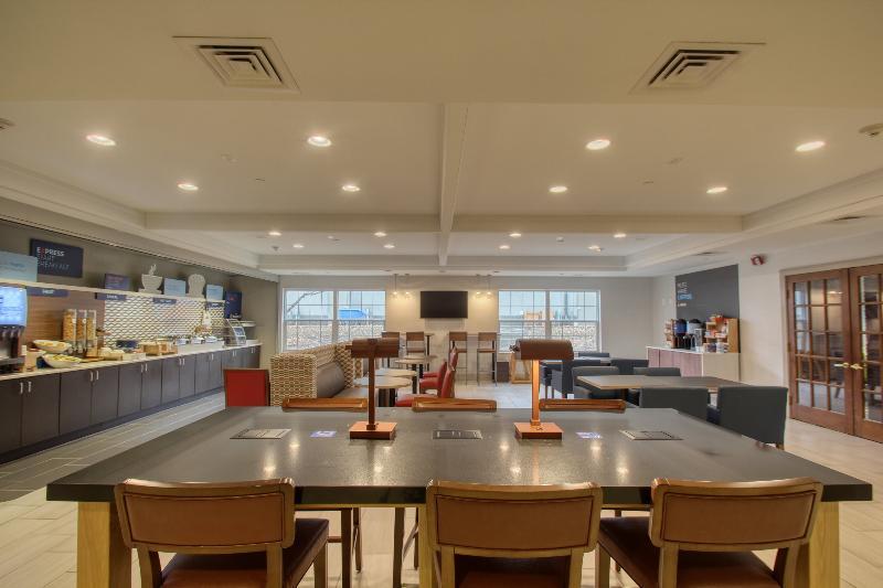 Holiday Inn Express Hotel & Suites Oshkosh - State Route 41 By Ihg Εξωτερικό φωτογραφία