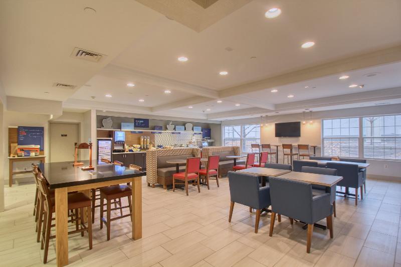 Holiday Inn Express Hotel & Suites Oshkosh - State Route 41 By Ihg Εξωτερικό φωτογραφία